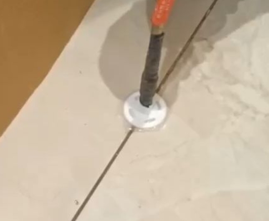 萨迦瓷砖空鼓维修公司专业解答瓷砖在铺贴过程中，如果没有涂抹均匀到位的粘结材料（如水泥砂浆或瓷砖胶），可能会导致以下问题