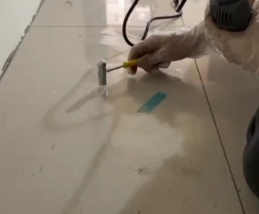 萨迦瓷砖开裂维修公司专业分享瓷砖在铺贴前如果没有沥干水分，将会导致以下问题