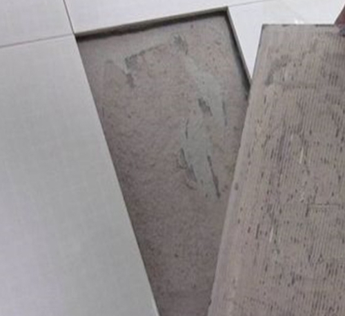 萨迦瓷砖空鼓维修公司分享瓷砖铺贴时如果打浆（即涂抹在瓷砖背面和基层上的砂浆或瓷砖胶）过少，会带来以下问题